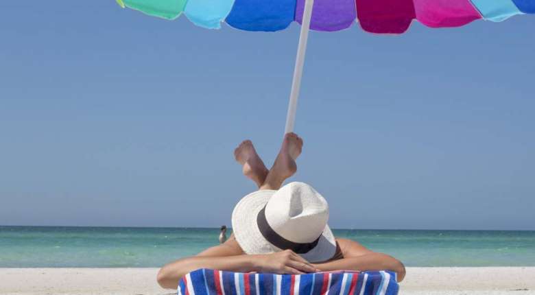 Sonnenbaden, Sonnenschutz mit Hut und Schirm; besser bräunen und keine Sonnenallergie mit guter Ernährung.